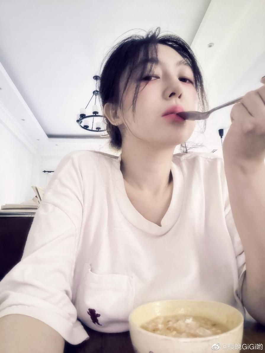 樱晚gigiins的最新cos画册:华丽而优美 - 瑟涩枕
